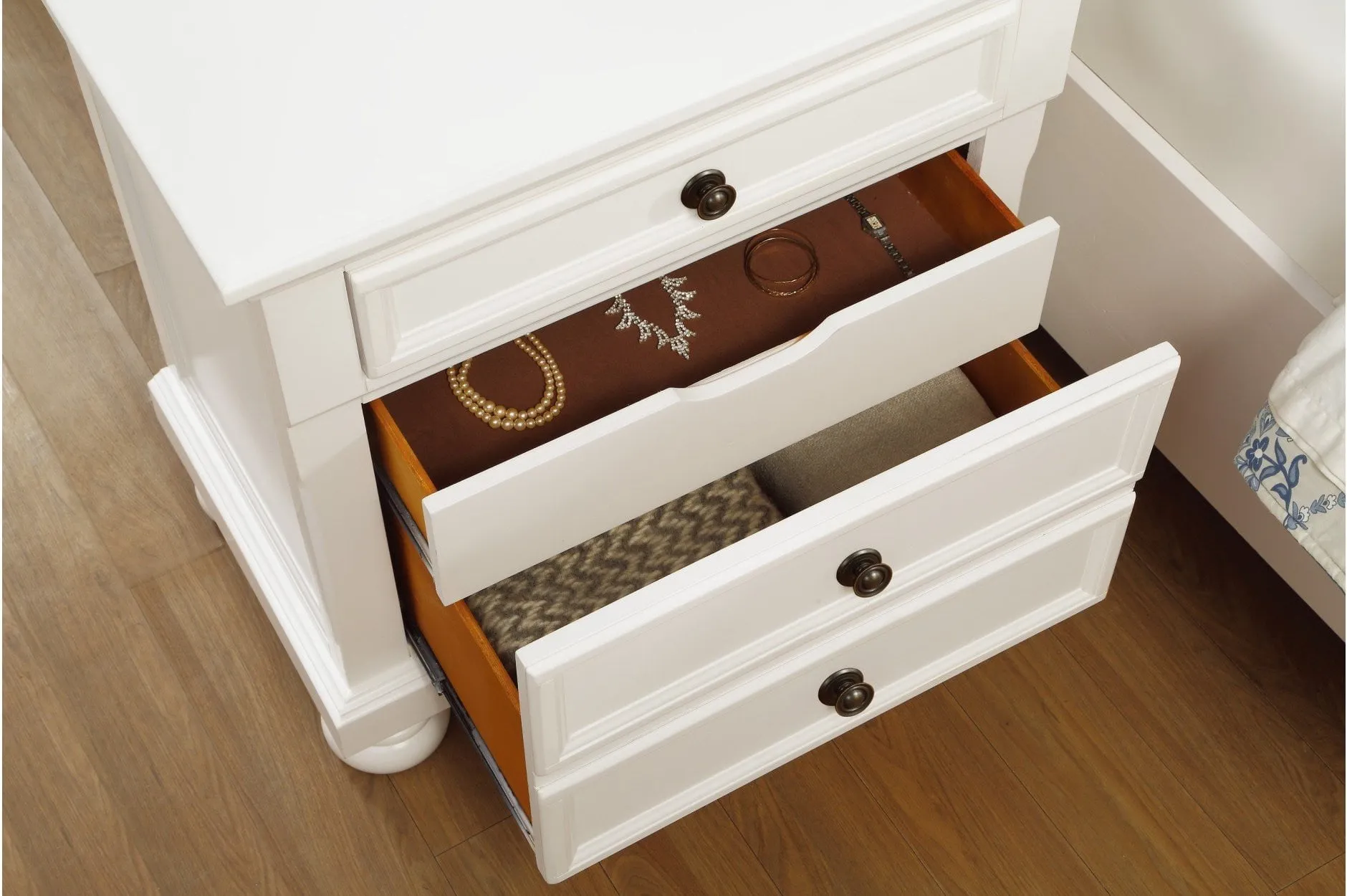 Laurelin White Bedroom Collection